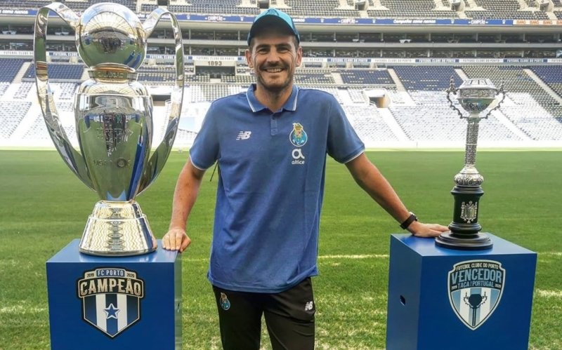 Casillas recebeu o troféu da IFFHS como melhor goleiro do Mundo de 2012.