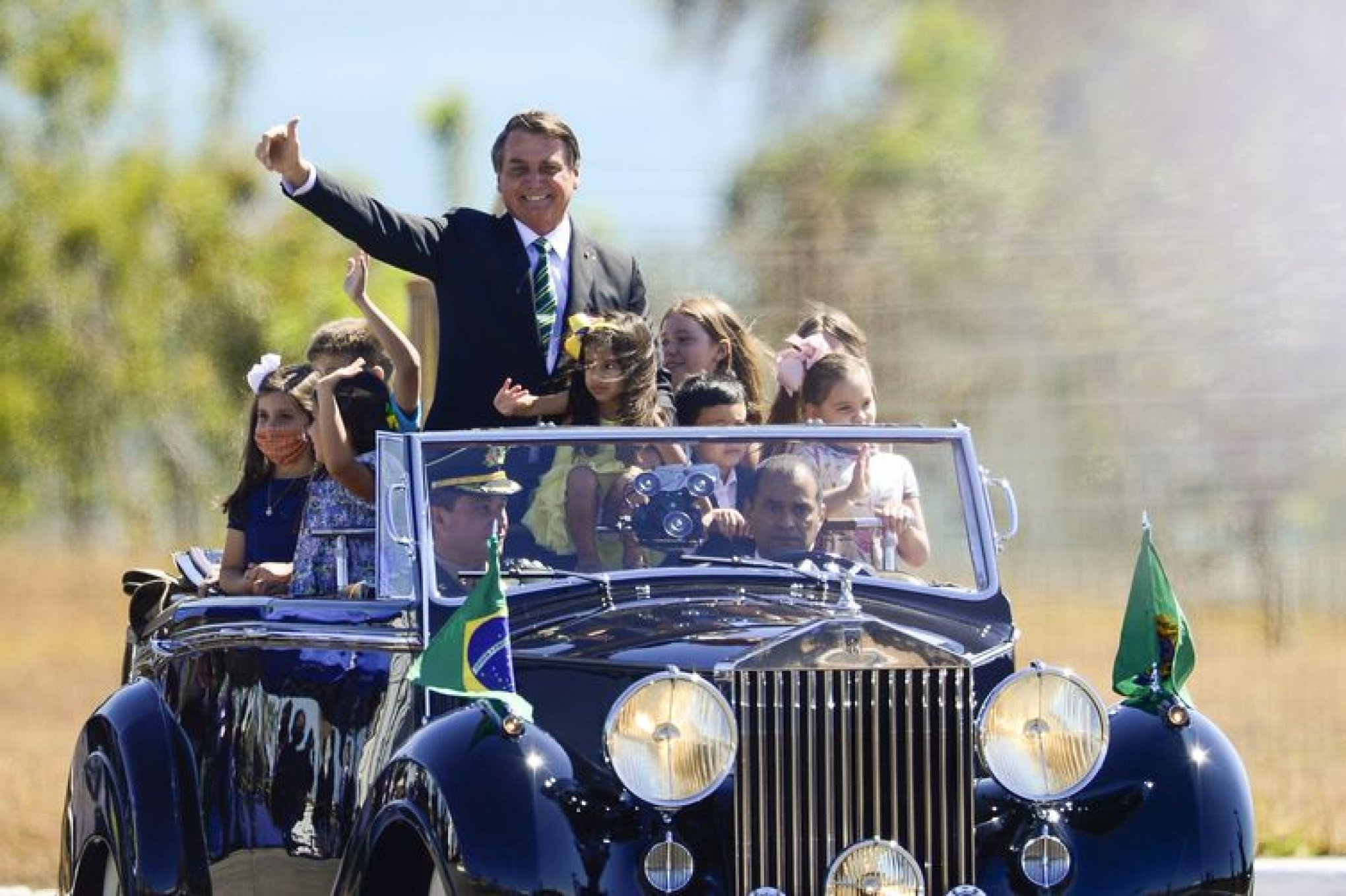 Bolsonaro cumprimenta populares no Palácio da Alvorada