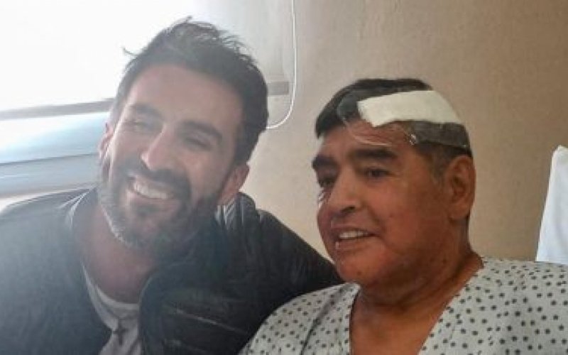 Médico Leopoldo Luque e Maradona após a cirurgia | abc+