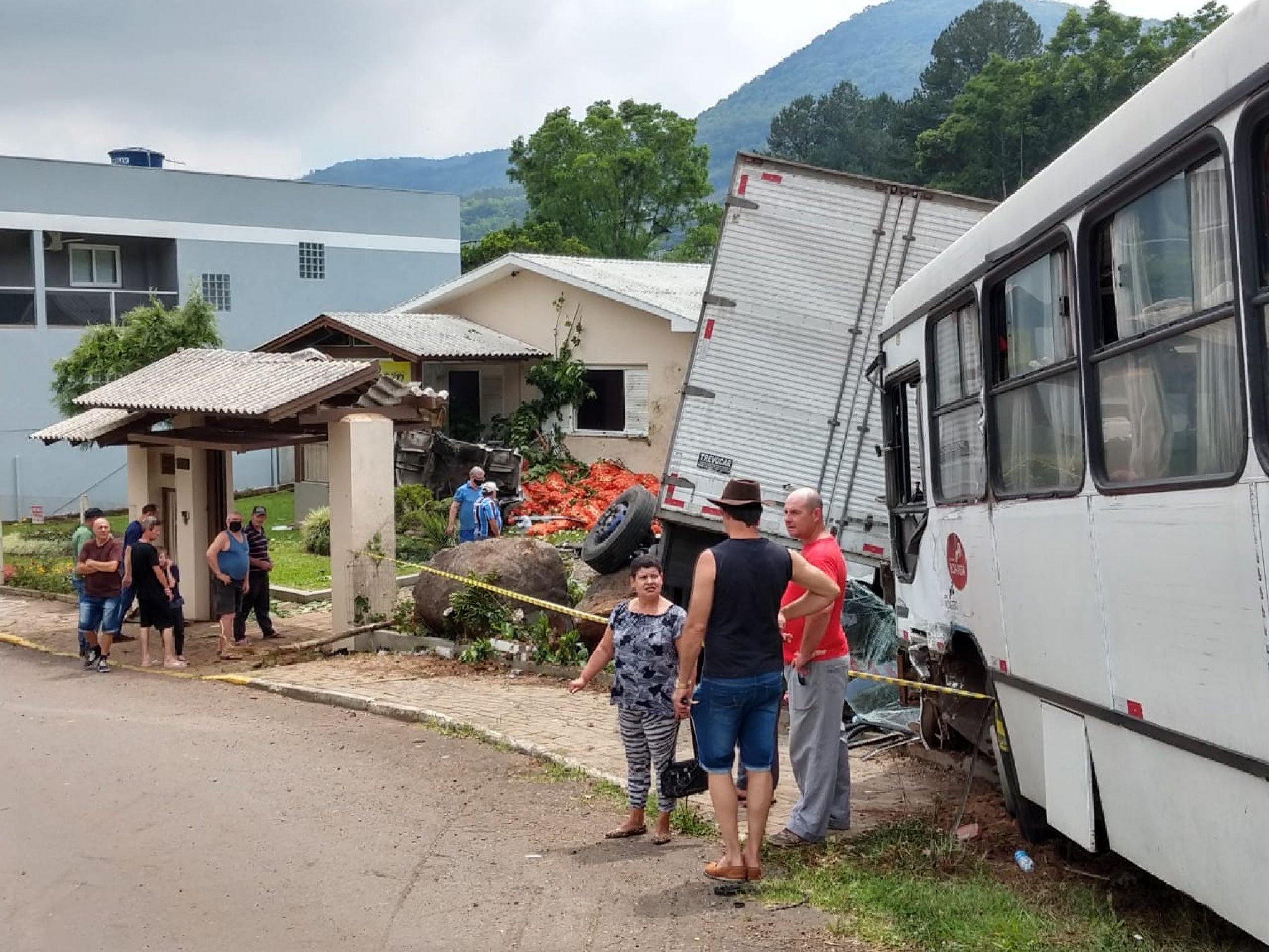 Passageiros De Onibus Que Se Envolveu Em Acidente Com Caminhao Sao Imigrantes Haitianos Regiao Jornal Nh