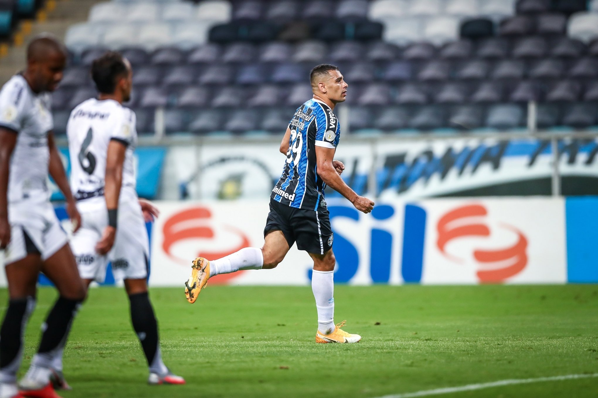 Em Jogo Com Seis Gols Gremio Vence O Ceara Por 4 A 2 Na Arena Gremio Diario De Canoas