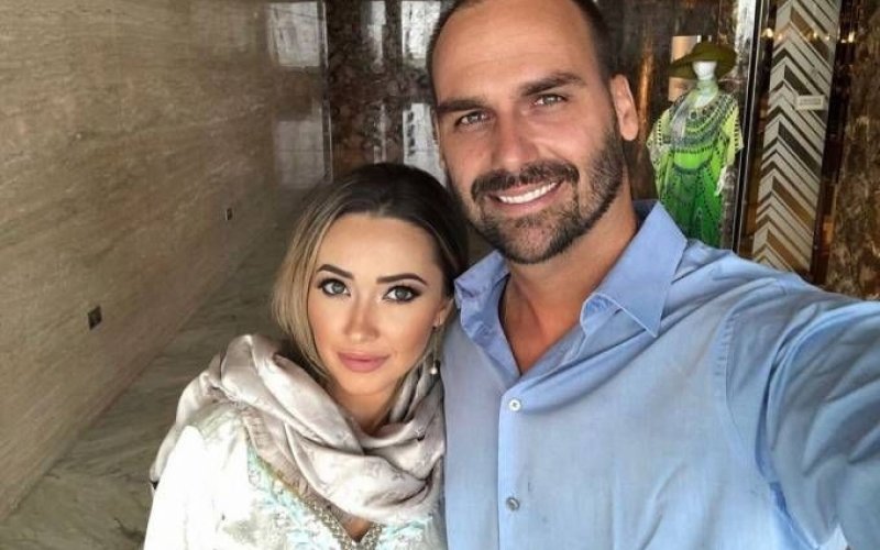 Heloisa Bolsonaro ao lado do marido, Eduardo Bolsonaro | abc+