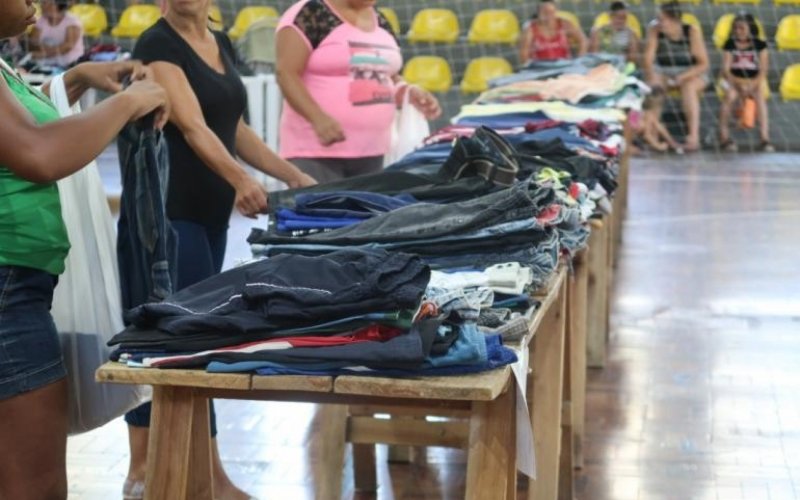 Pessoas podem se dirigir até o local para escolher as roupas que podem lhes servir | Jornal NH
