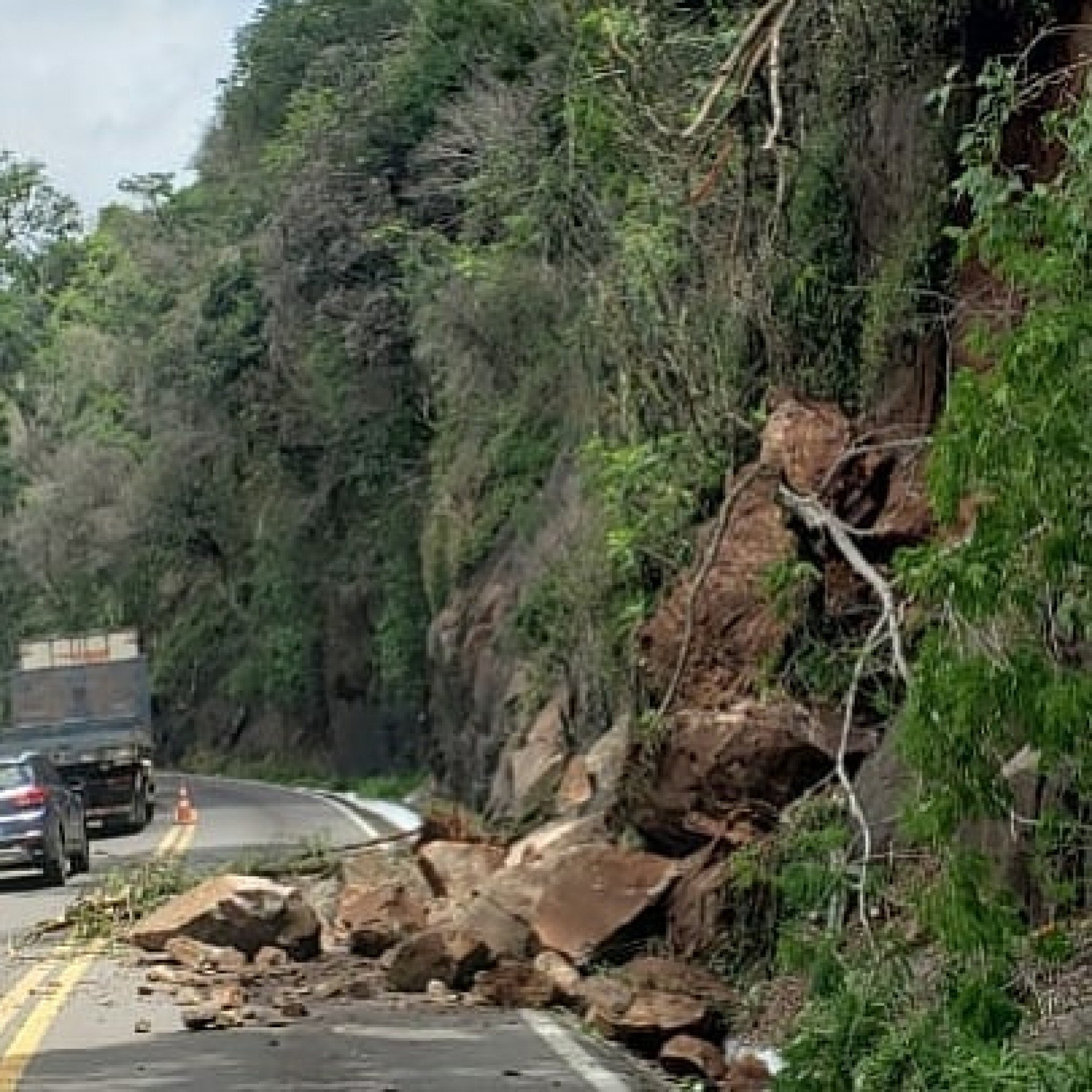 Queda de rochas afeta trânsito na BR116, em Nova Petrópolis Região Jornal VS Queda de rochas afeta trânsito na BR116, em Nova Petrópolis Região Jornal VS