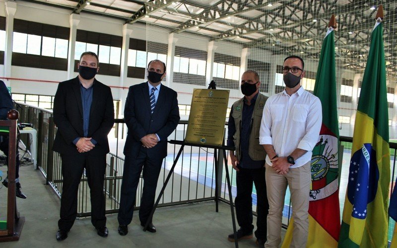 Ato de inauguração do ginásio da Vila OlÃmpica, no bairro Várzea Grande