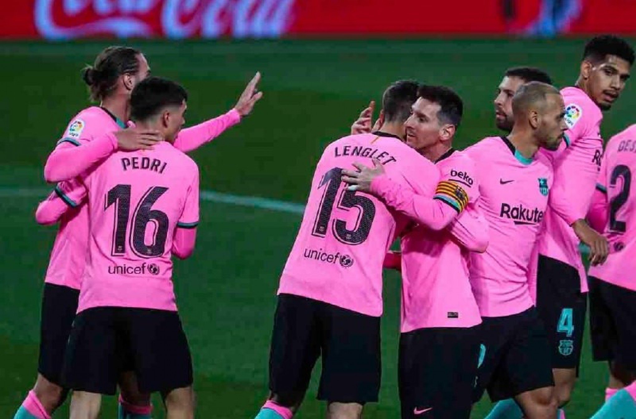 Lionel Messi marca, Barcelona vence fora e assume topo do grupo