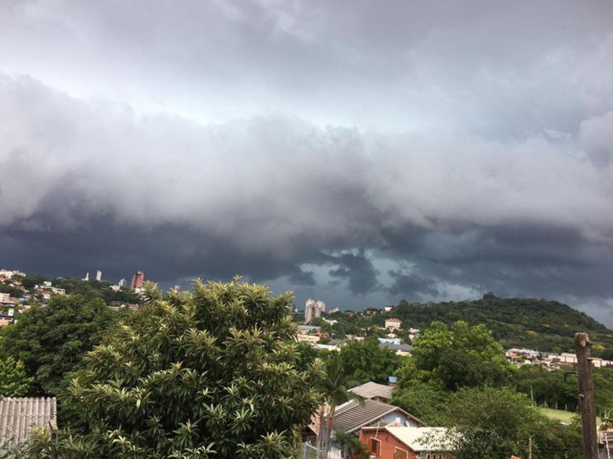PREVISÃO DO TEMPO: Abafamento, alerta para tempestade e mais; o que esperar nesta segunda-feira