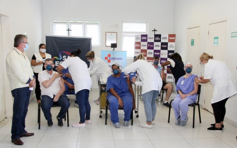 Cinco profissionais do Hospital Centenário foram os primeiros a receberem a vacina contra Covid-19 em São Leopoldo