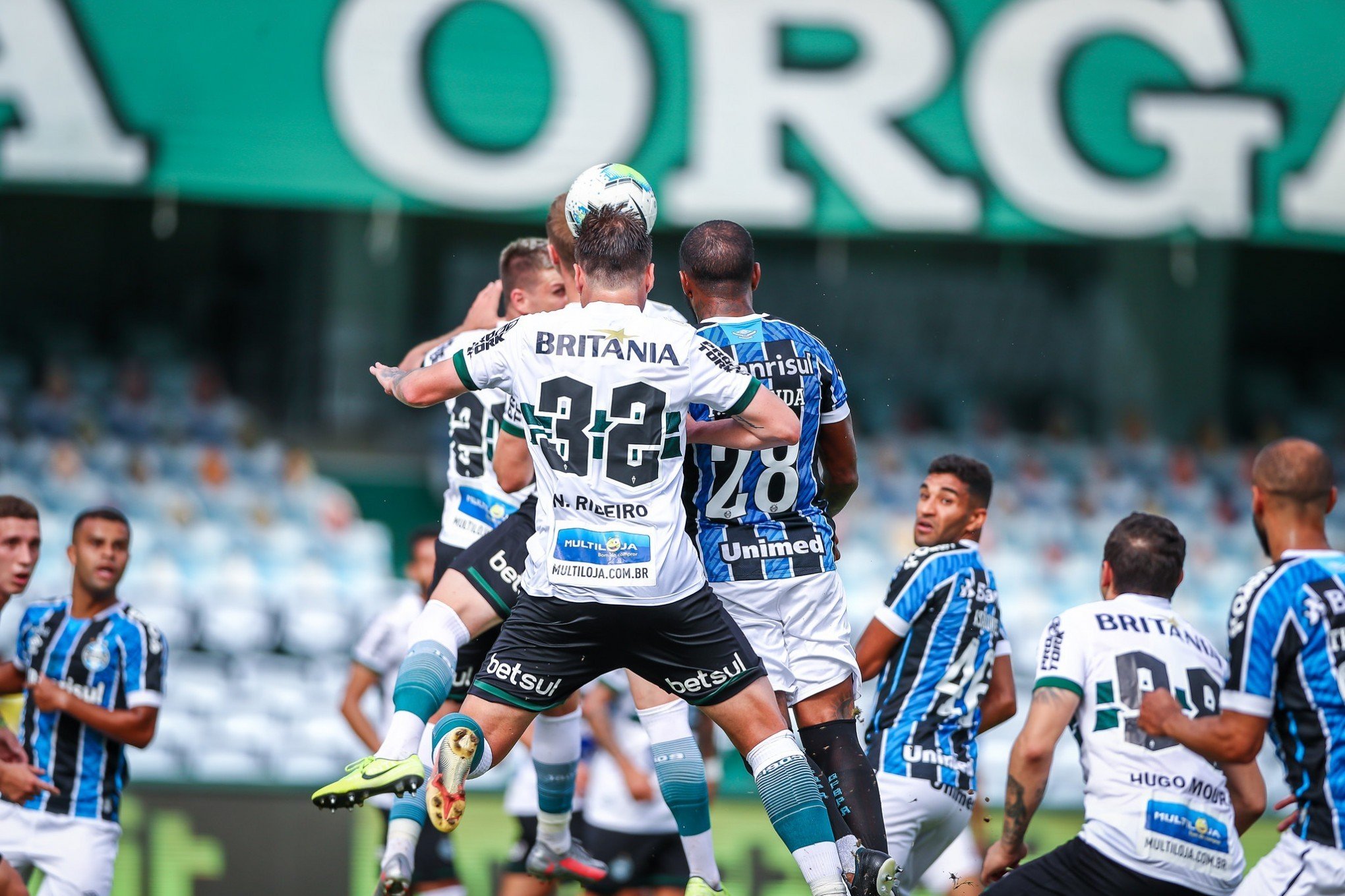 Em jogo de seis gols, Coritiba empata no Couto Pereira