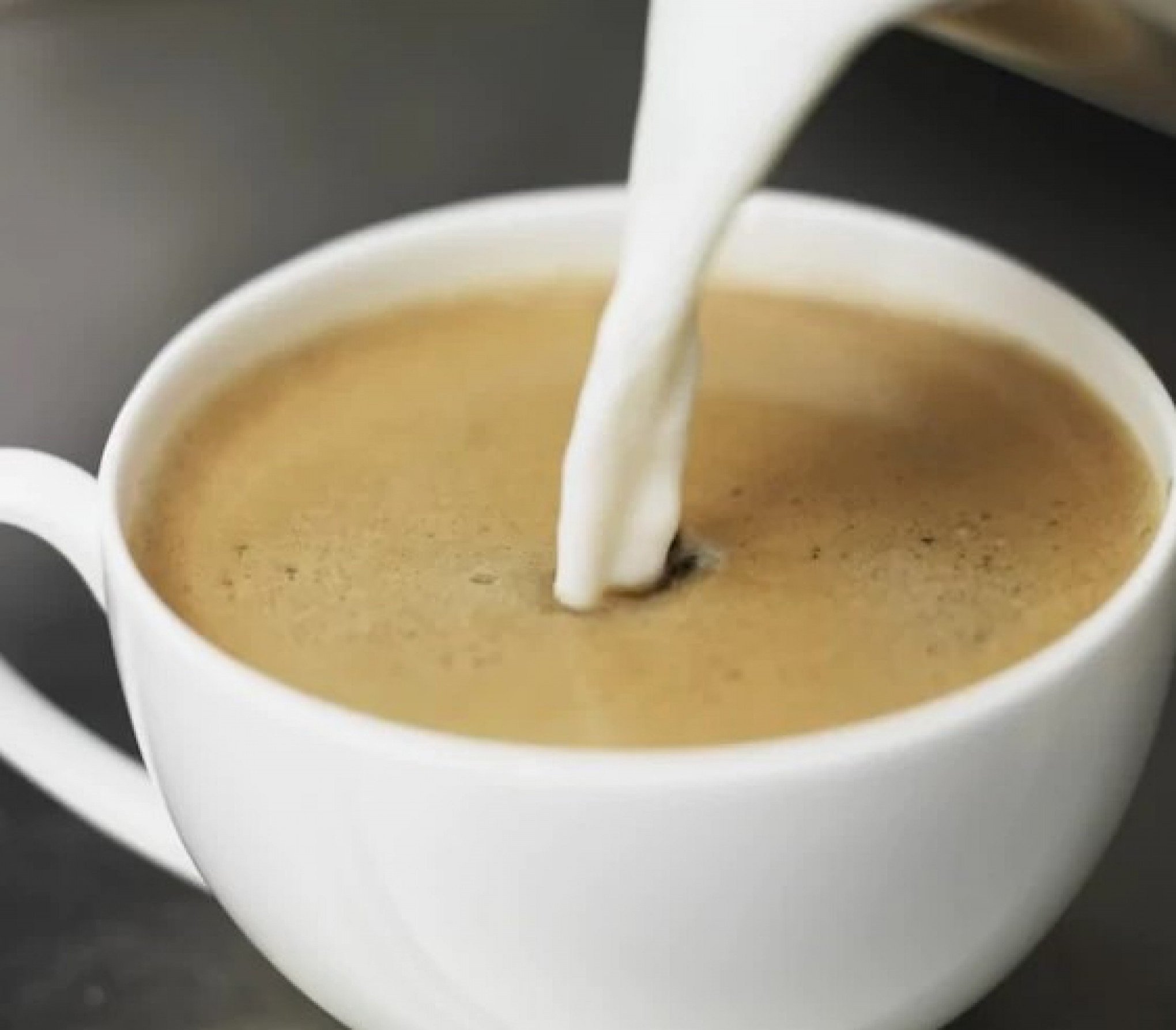 Coffee is with milk. Кофе с молоком. Американо с молоком. Кофе американо с молоком. Кофе со сливками.