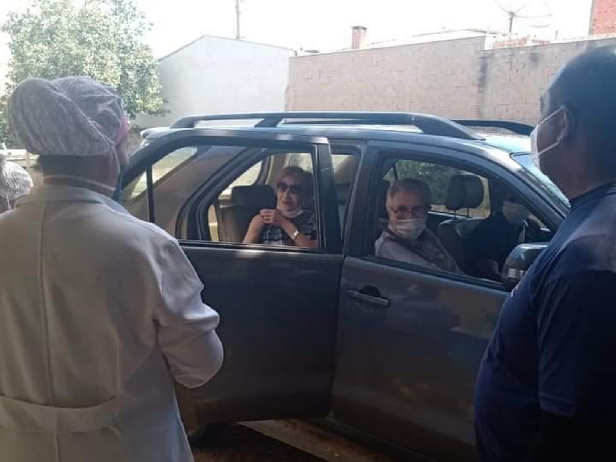 Tarcísio Meira e Glória Menezes são vacinados contra a ...