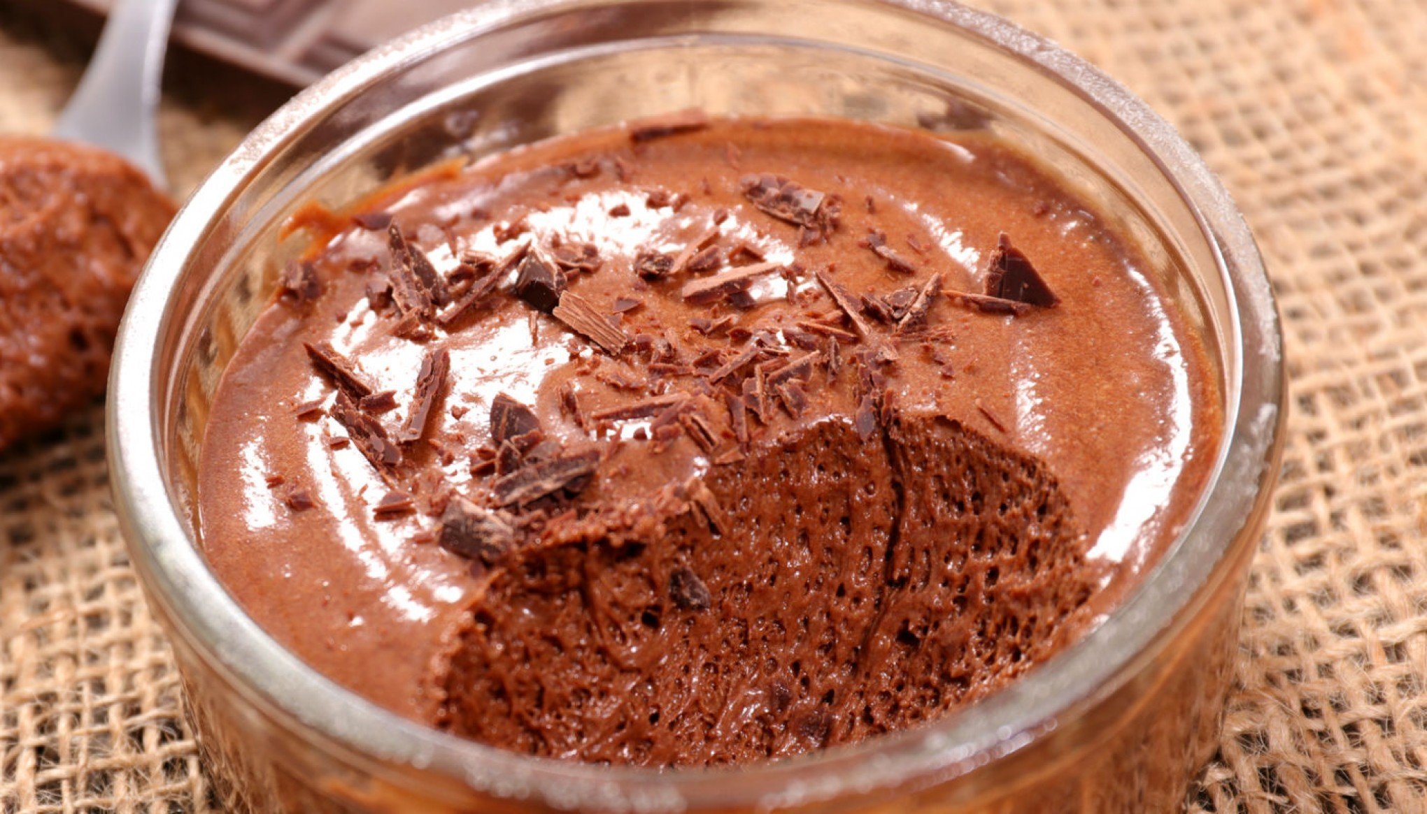 Шоколад посыпанный шоколадом. Шоколадный мусс шантильи. Шоколадно творожный мусс. Десерты с какао. Шоколадный мусс из какао.