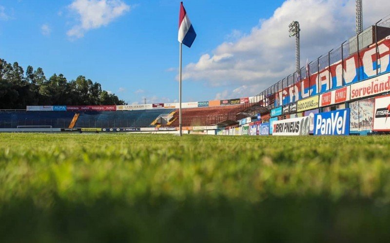 Grêmio e Caxias se enfrentam no Estádio Centenário