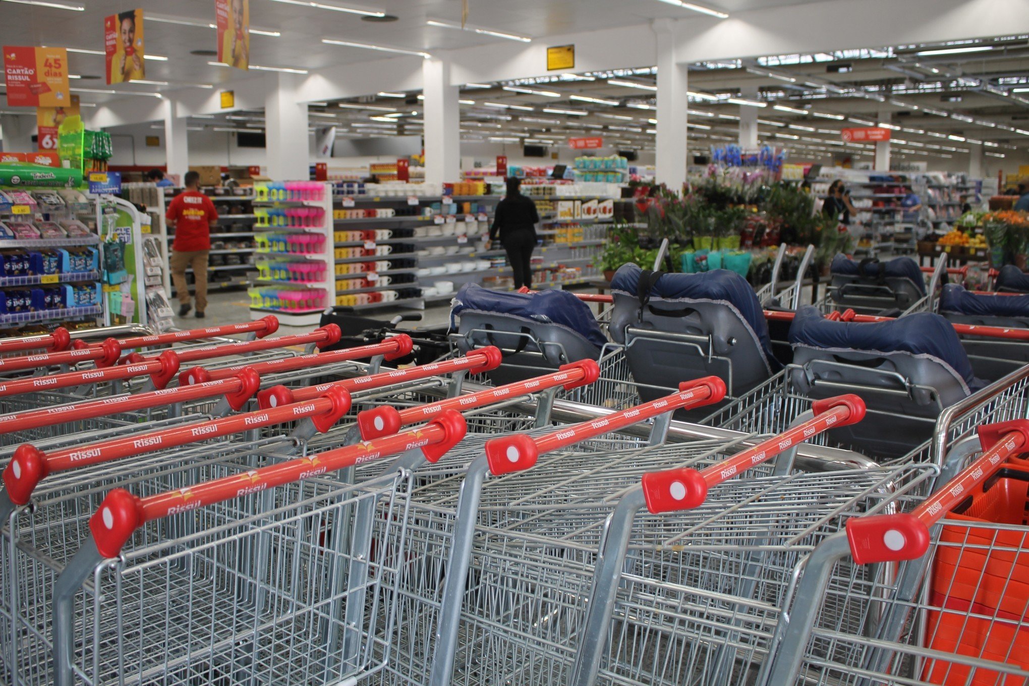 EMPREGO: Rede abre seleção para vagas em atacarejos e supermercados da região; confira