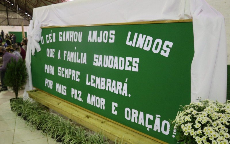 Velório coletivo em Saudades, Santa Catarina, onde cinco foram mortos em escolinha | abc+