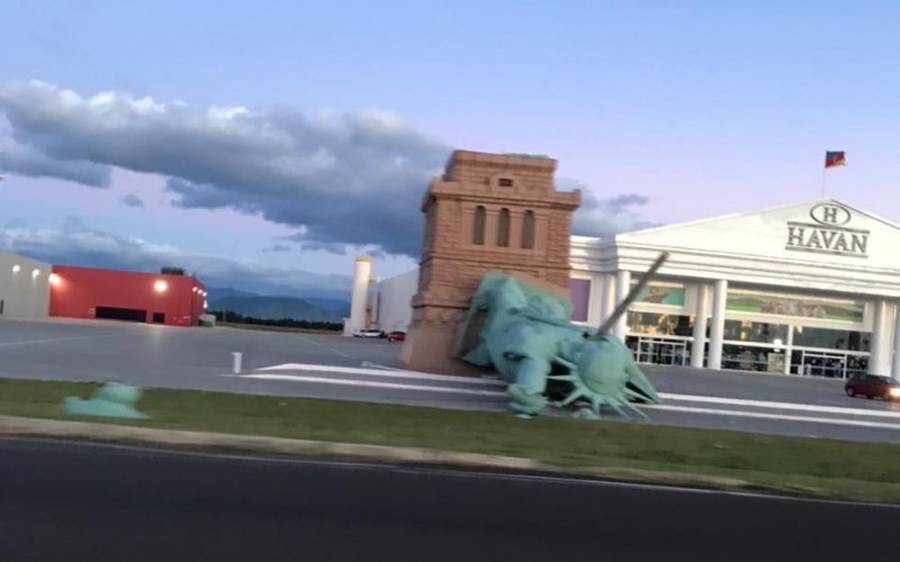 Queda da estátua da Havan em Capão da Canoa vira meme nas ...