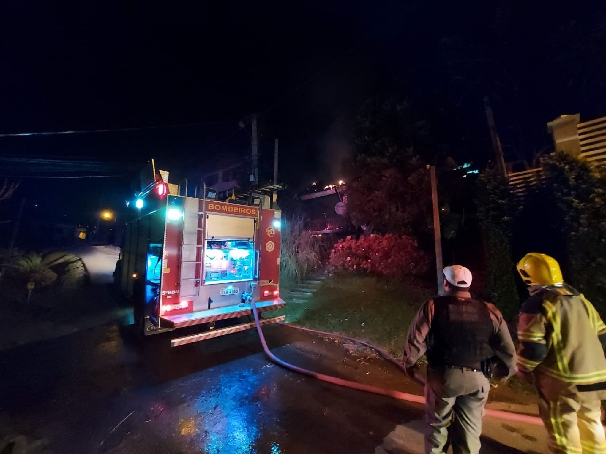 Bombeiros combatem incêndio em residência no bairro Piratini, em Gramado - Vimarsana News