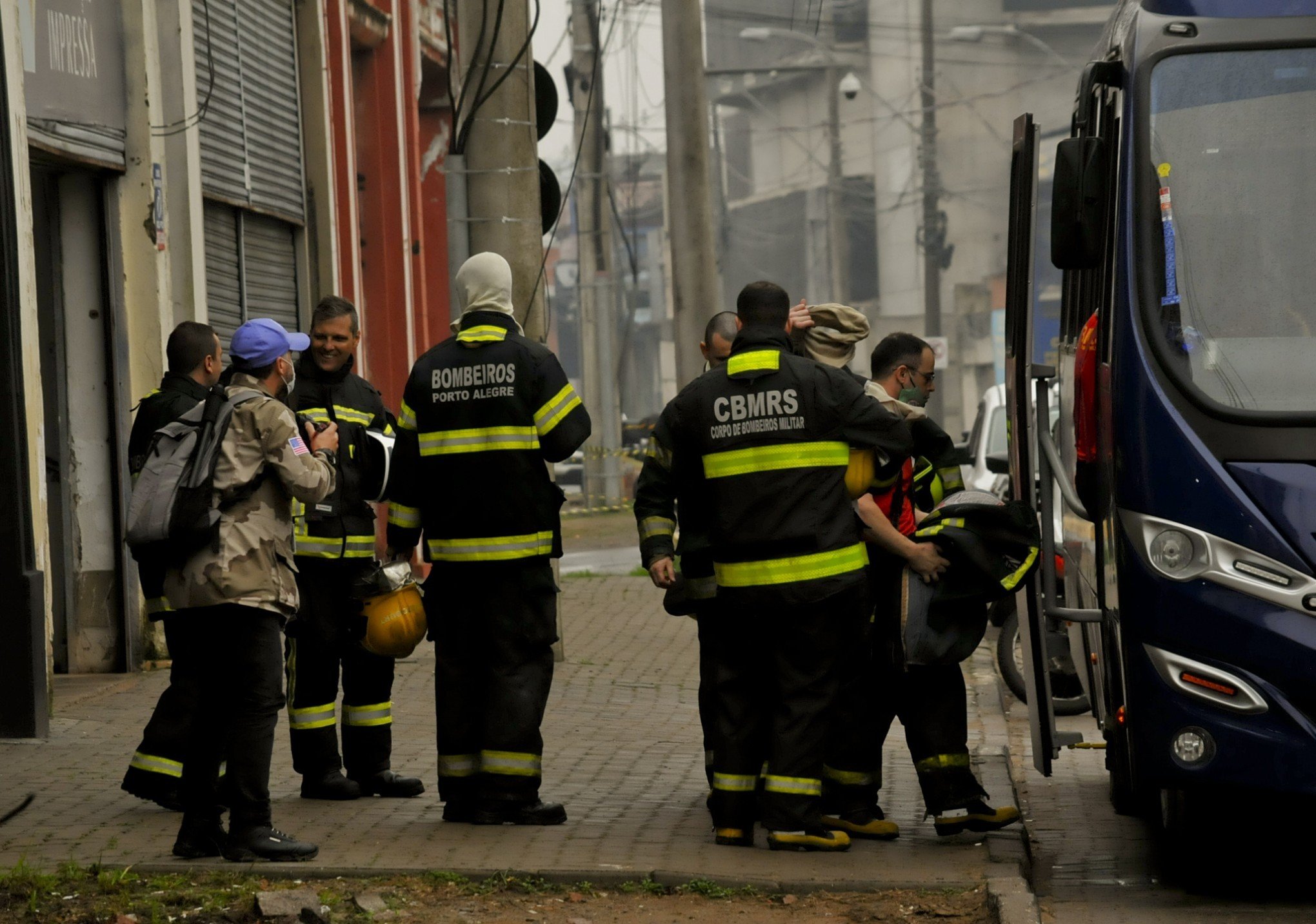 Corporações seguem buscas aos bombeiros militares desaparecidos em incêndio - Vimarsana News