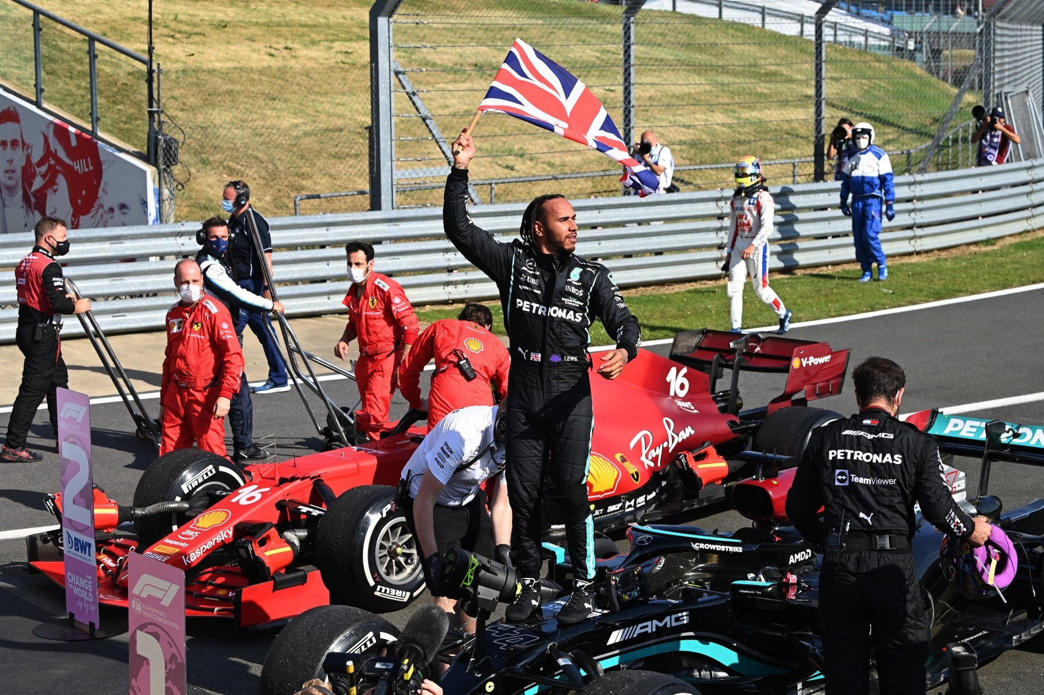 Carro inglês com bandeira da inglaterra