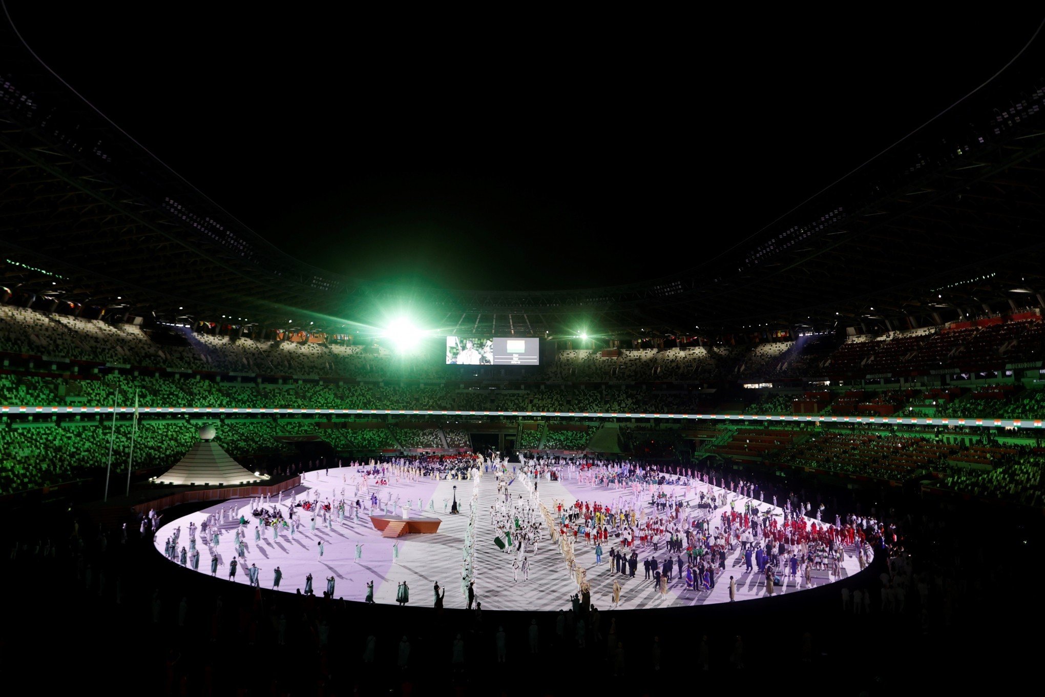 Abertura das Olimpíadas tem estádio vazio e protestos do lado de fora