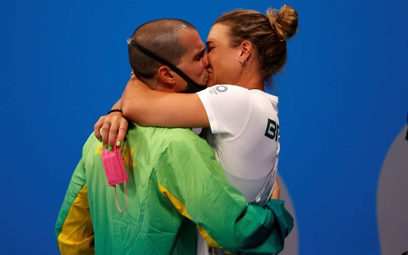 Bruno Fratus e Michelle Lenhardt celebram bronze em Tóquio ...