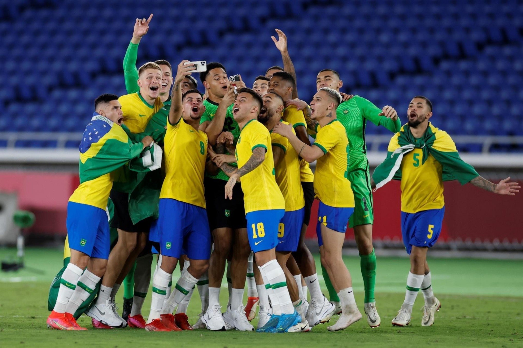 Brasil bate Espanha e conquista bicampeonato olímpico no futebol masculino