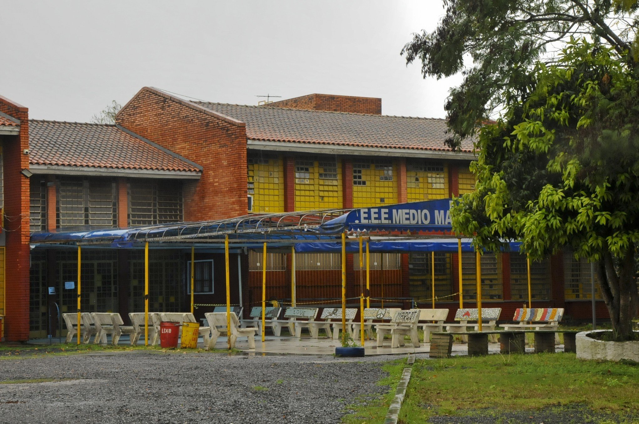 Grupo invade escola e agride estudante no bairro Estância Velha