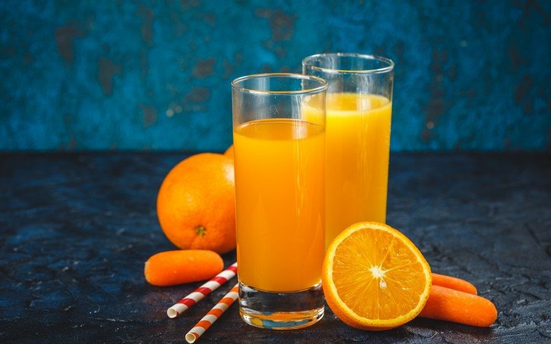 Um dos problemas é que o suco concentra a frutose de várias frutas. Tomar um copo de suco de laranja equivale a três ou quatro laranjas | abc+