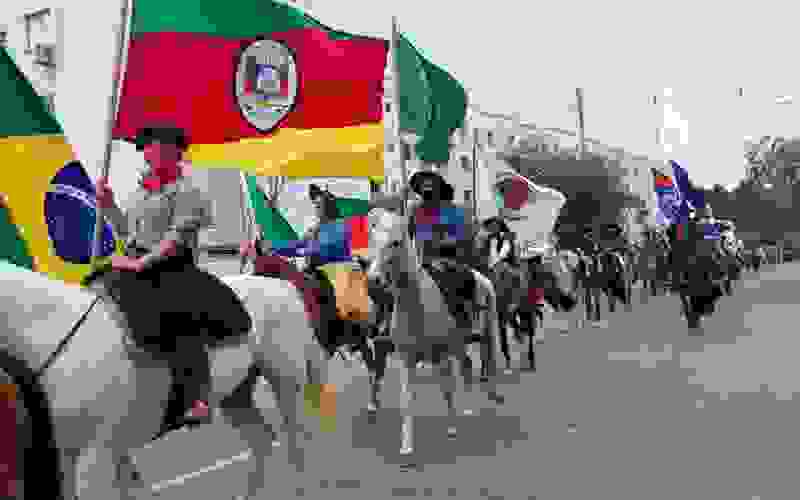 Cerca de 110 cavalarianos participaram da saída do desfile farroupilha em Sapucaia do Sul