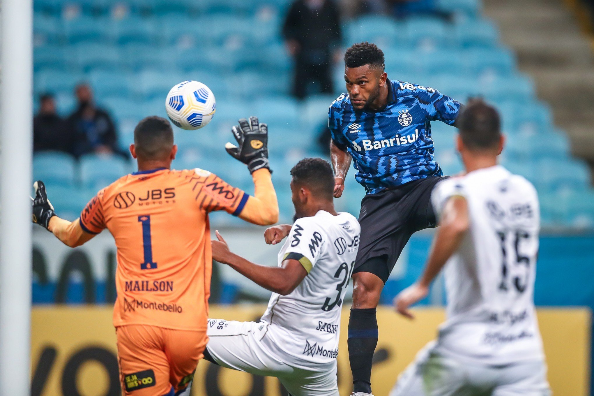 É LOUCURA VOLTAR O FUTEBOL AGORA”