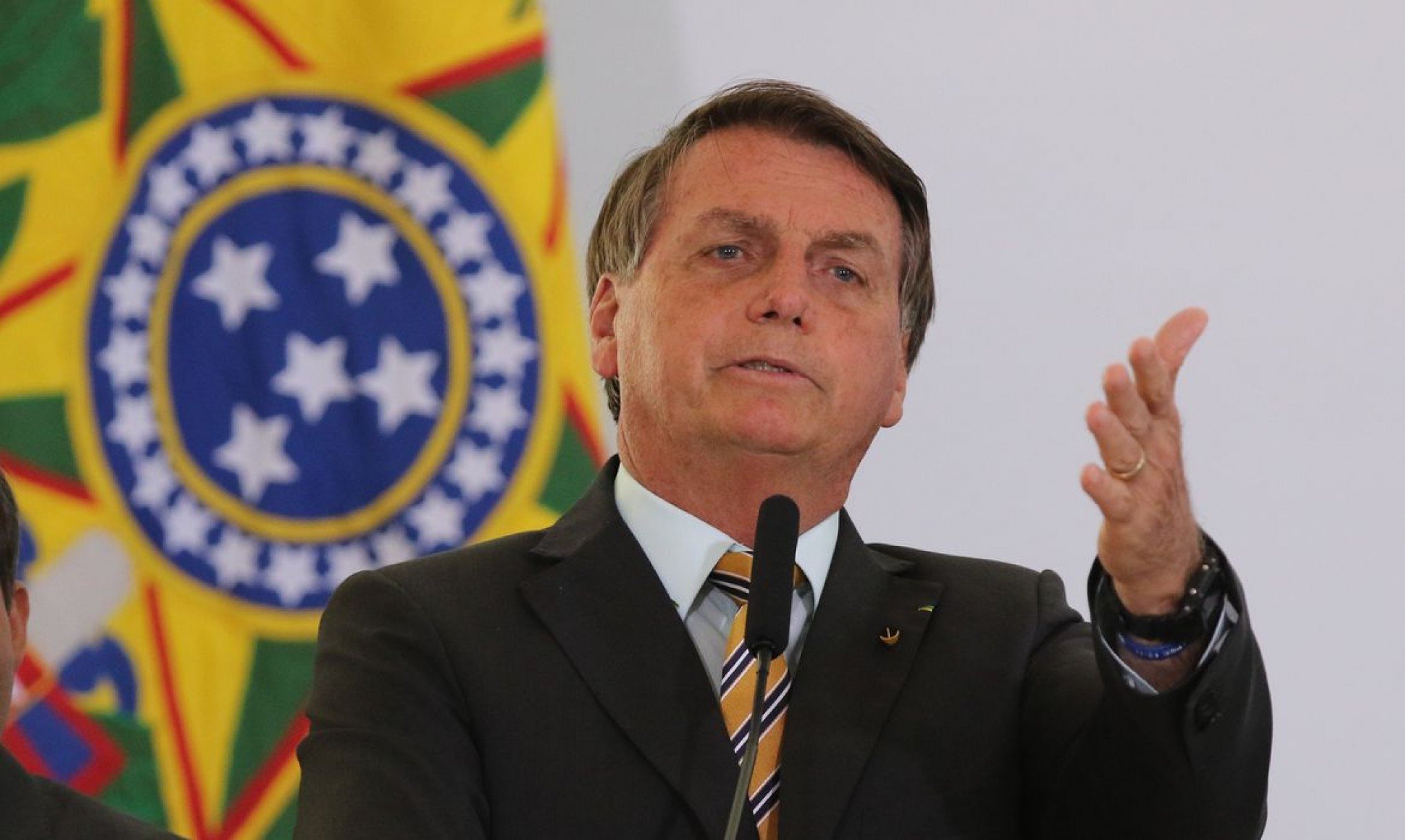 Minha filha não vai se vacinar', diz Bolsonaro sobre imunização