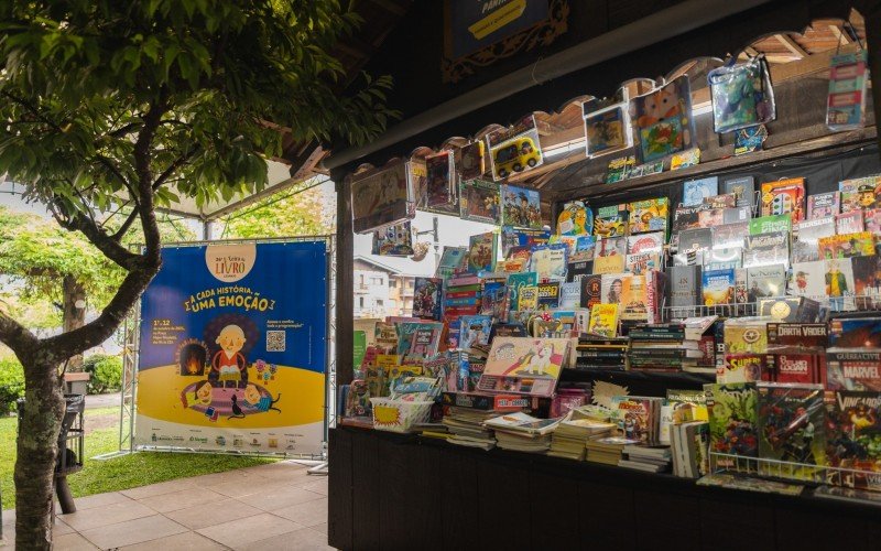 Feira do Livro de Gramado, na Praça Major Nicoletti, ao lado da Rua Coberta
