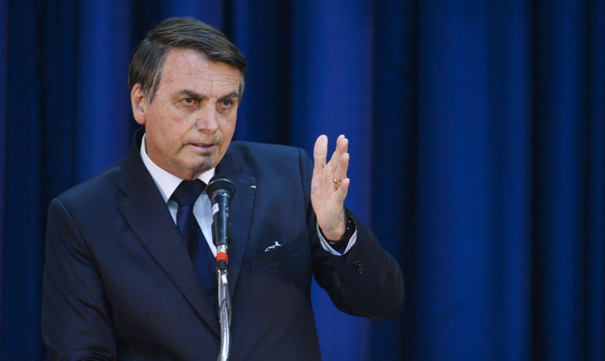 Bolsonaro vira nome de linha de perfume; ex-presidente já batiza linha de calçados