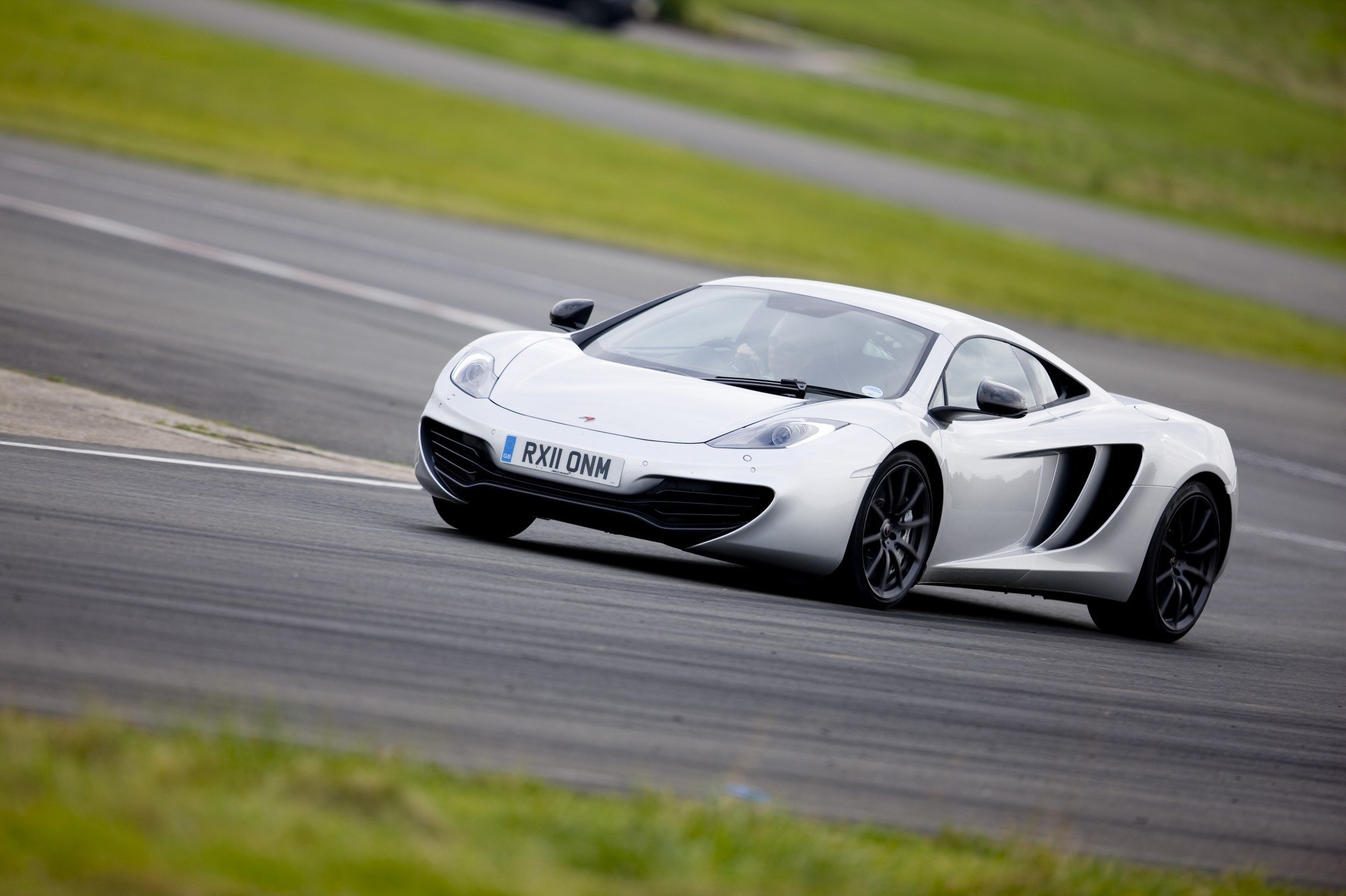 McLaren 620R, é o carro de corrida feito para as ruas 