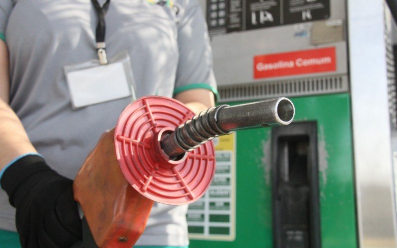 Mesmo preocupados com finanças, prefeitos adotam cautela sobre aumento de ICMS da gasolina