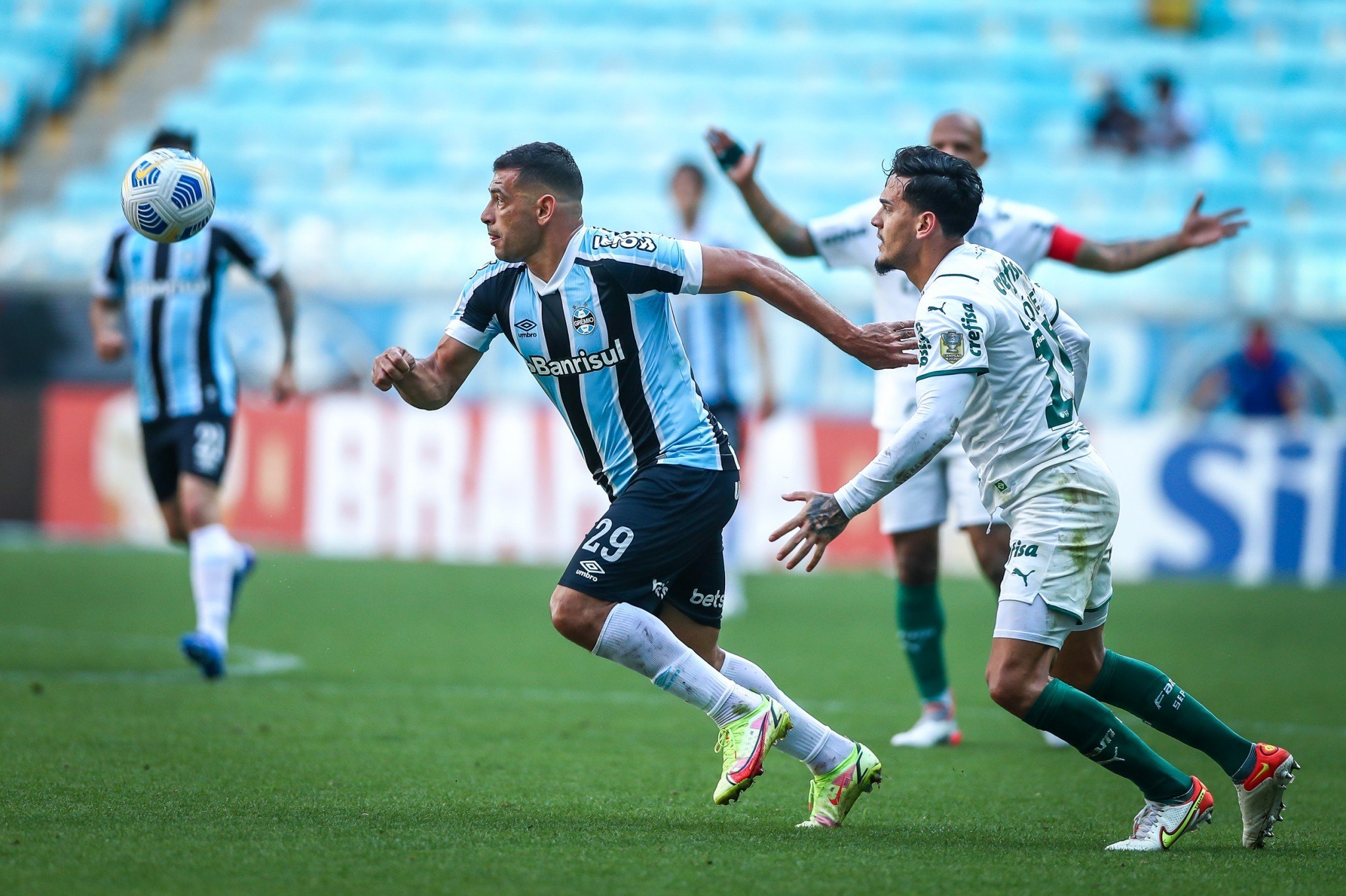 Grêmio é punido com três jogos sem mando por confusão entre torcedores