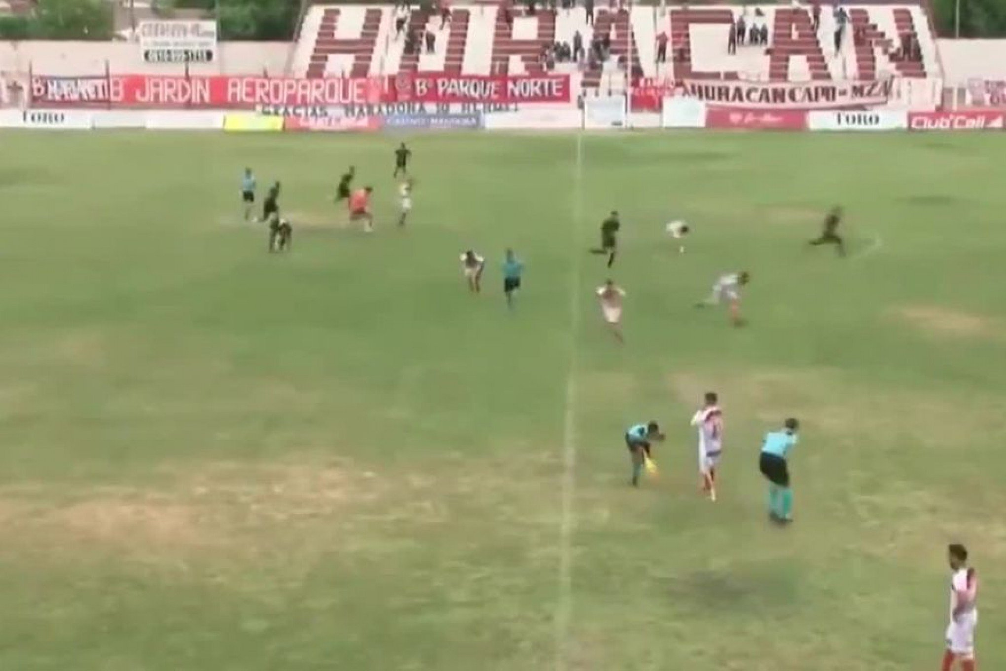 Vídeo! Treinador é baleado durante tiroteio em partida de futebol, Esporte