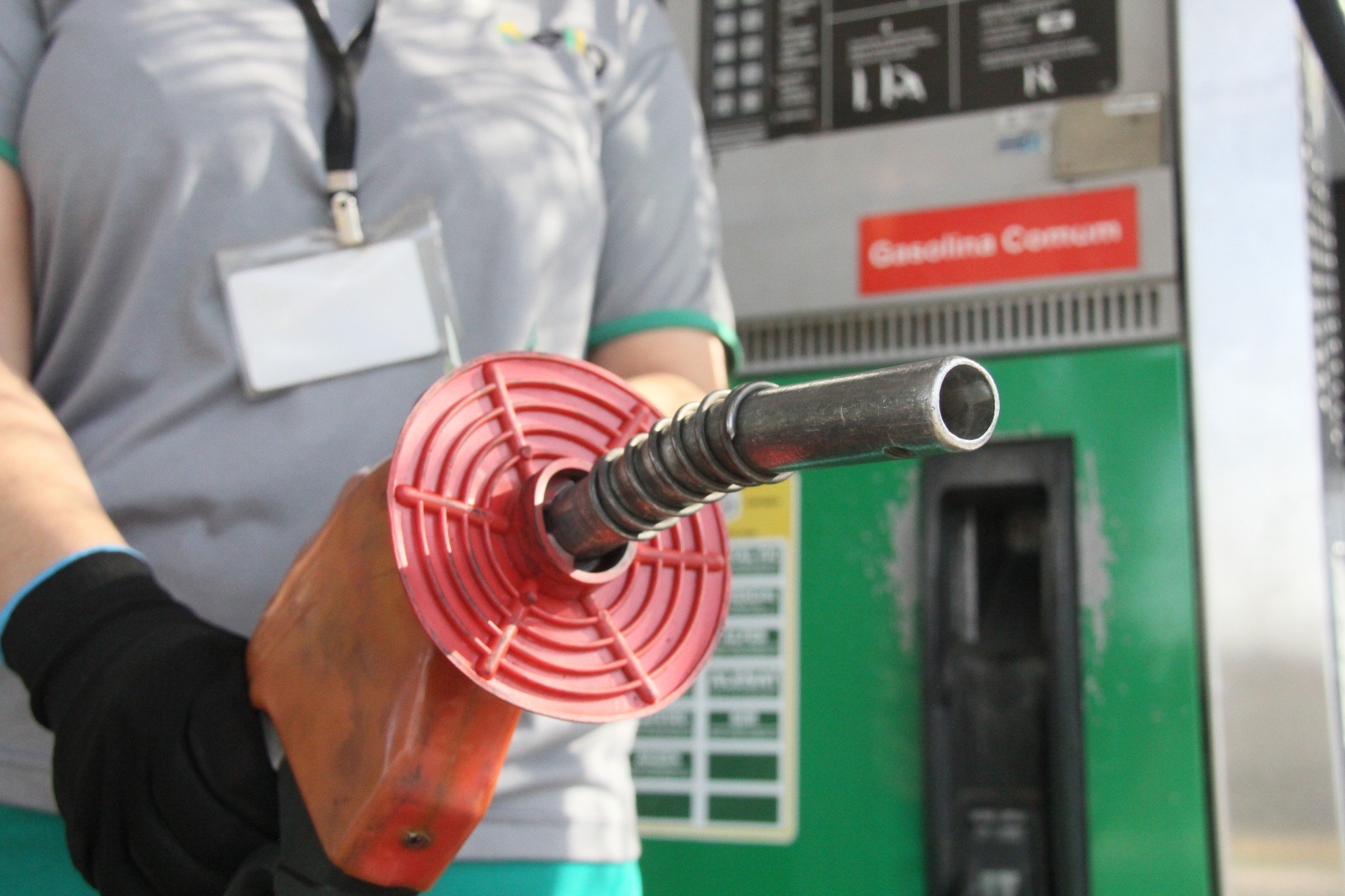 Preço da gasolina deve passar dos R$ 6 em postos de combustíveis do RS; saiba quando