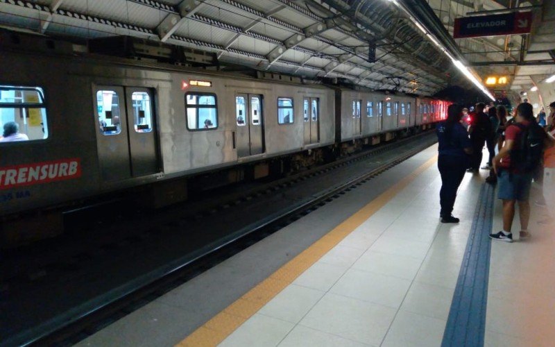 Intervalo entre viagens de trem aumenta de 15 para 25 minutos neste sábado