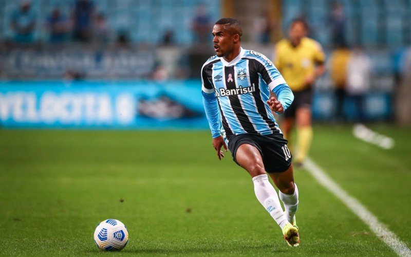 Justiça decreta prisão de Douglas Costa, ex-jogador do Grêmio, por não pagamento de pensão