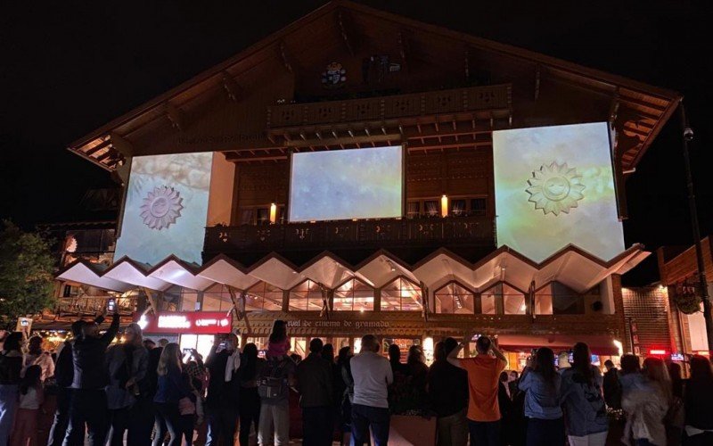 Acendimento das Luzes ocorre em Gramado no período do Natal à noite