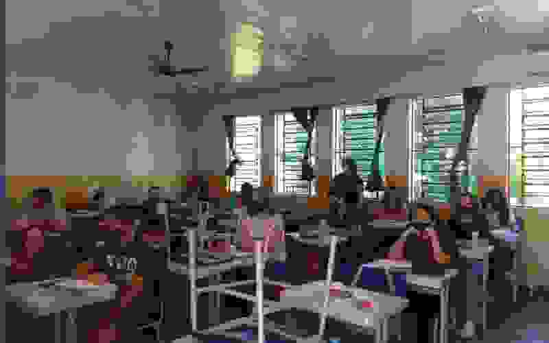 Na Escola Portão Velho, em Portão, alunos do oitavo ano assistem às aulas no escuro