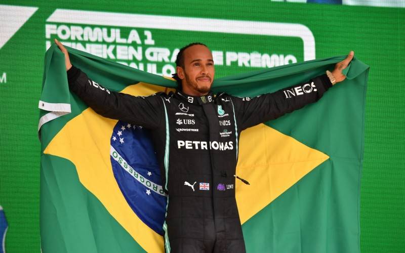 Hamilton brilha, vence GP de São Paulo e reduz vantagem de Verstappen na F-1