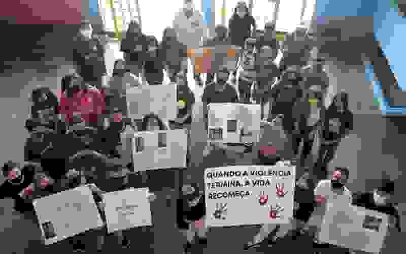 Turmas da Escola Maria Medianeira preparam cartazes para divulgar o tema pelo bairro