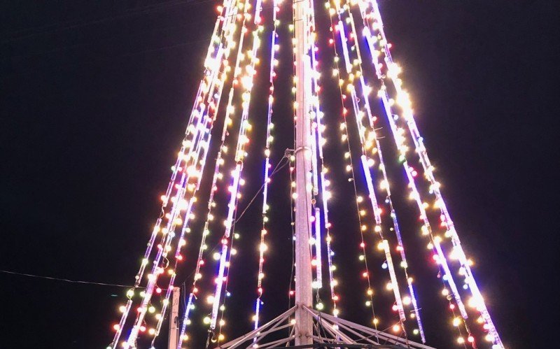 Árvore iluminada e chegada do Papai Noel marcam os festejos de Natal neste domingo