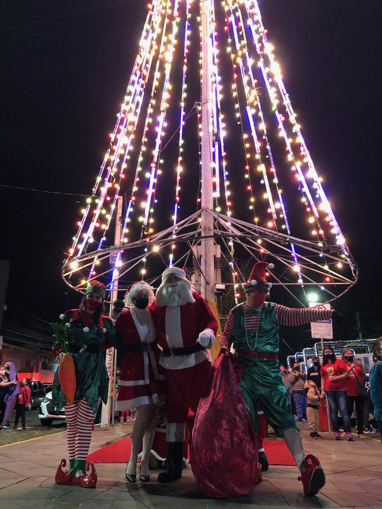Centro de São Leopoldo já conta com árvore iluminada e trenó do Papai Noel  - São Leopoldo - Jornal VS