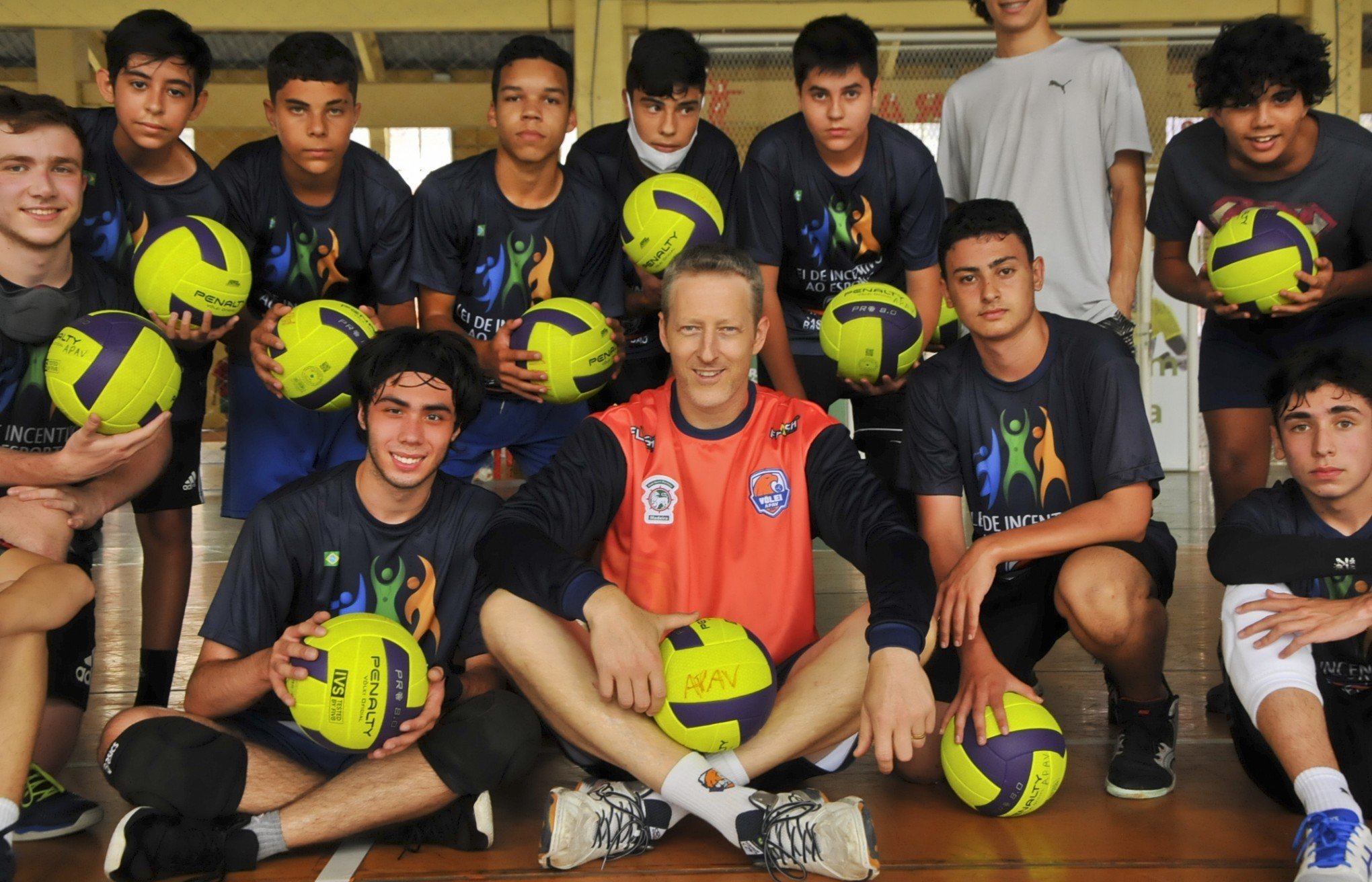 Medalhista olímpico italiano no vôlei passa mal e morre em quadra