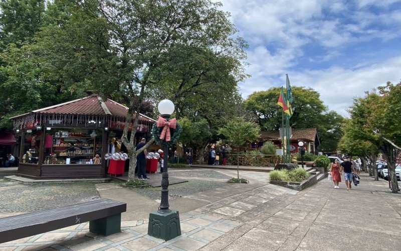 Praça Major Nicoletti e coreto, no Centro de Gramado