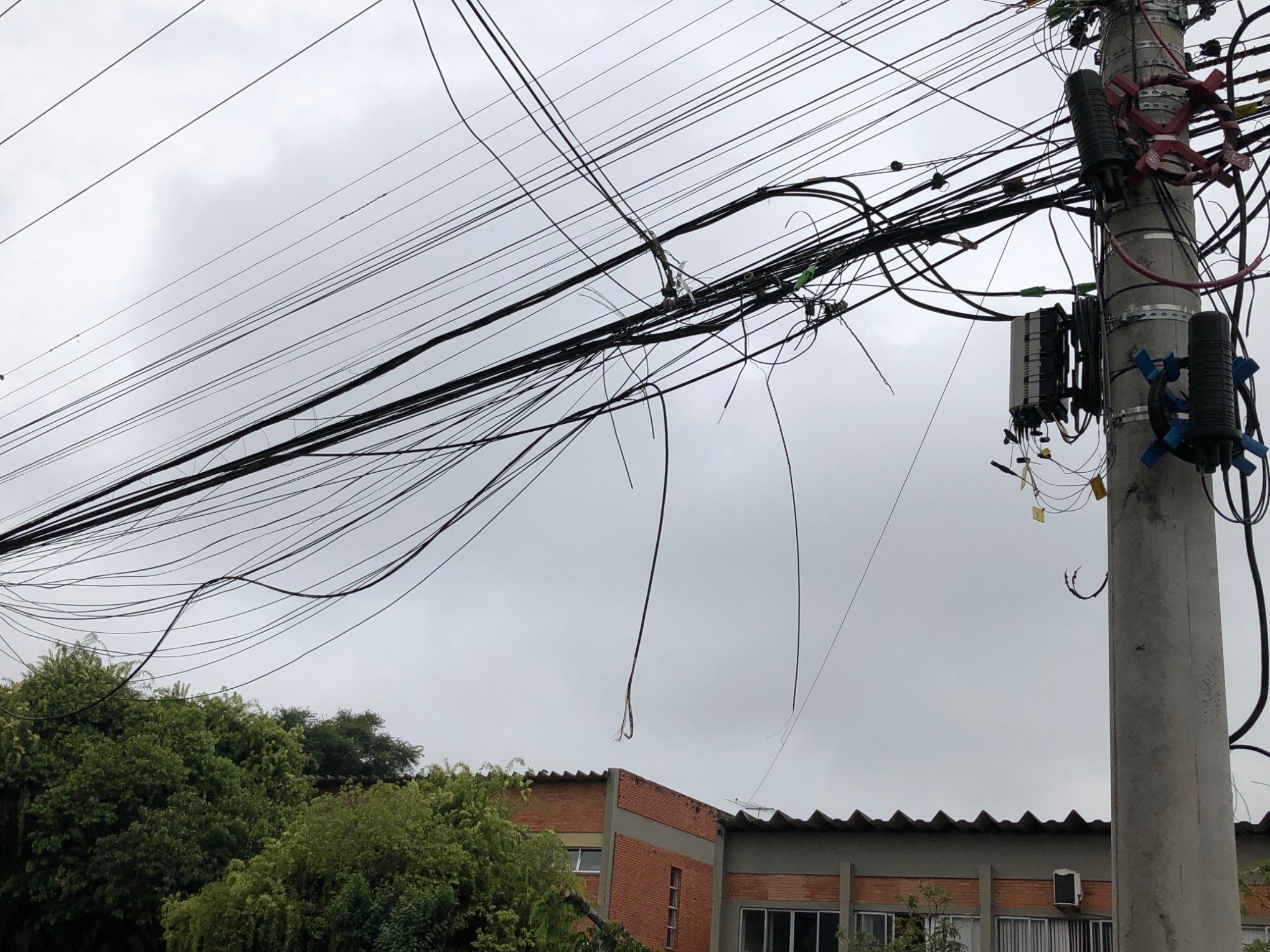 Fios soltos em postes prejudicam moradores e comerciantes - Canoas - Diário de Canoas