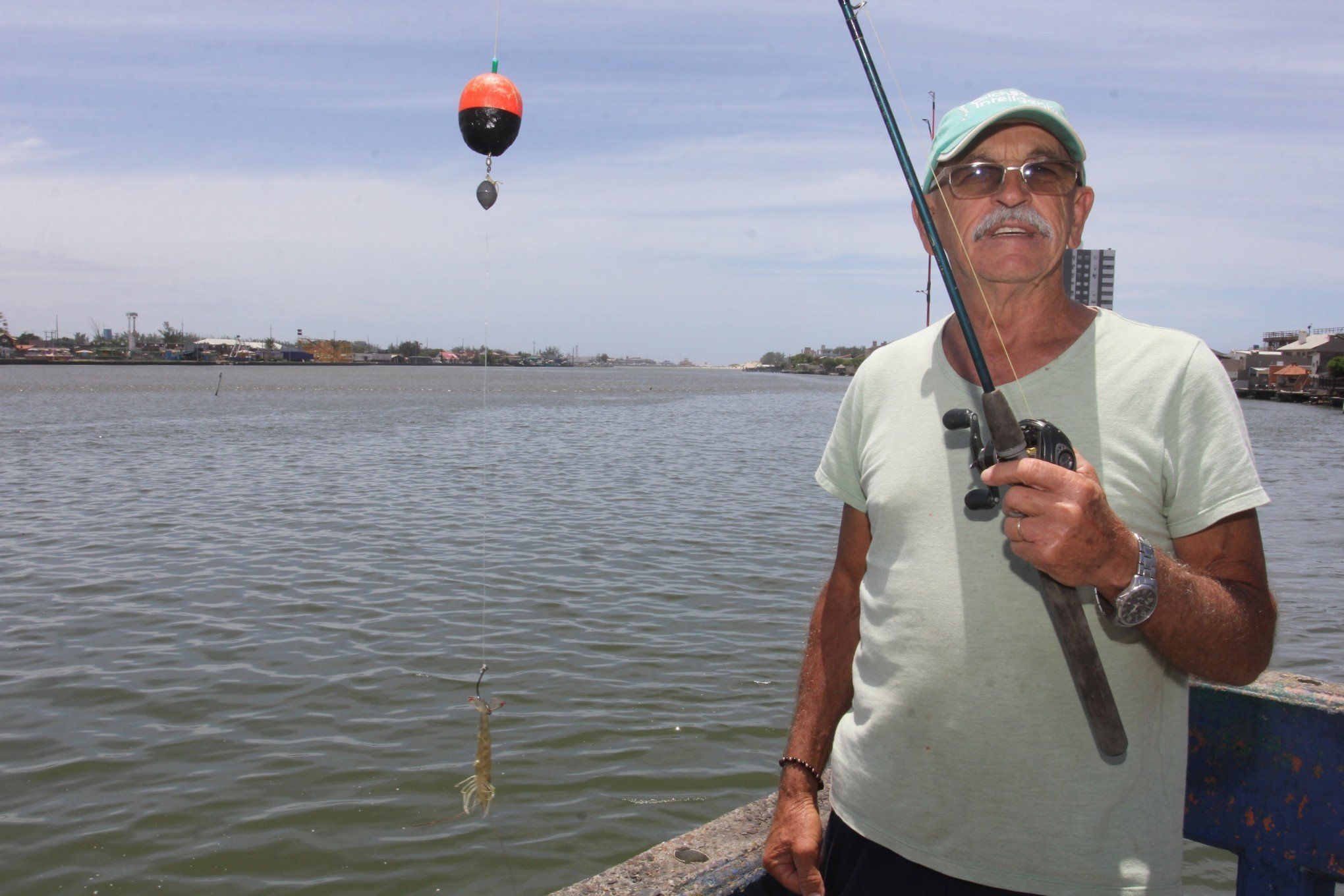 Um pescador que no verão troca o Vale do Sinos pela praia - verao - Jornal  NH
